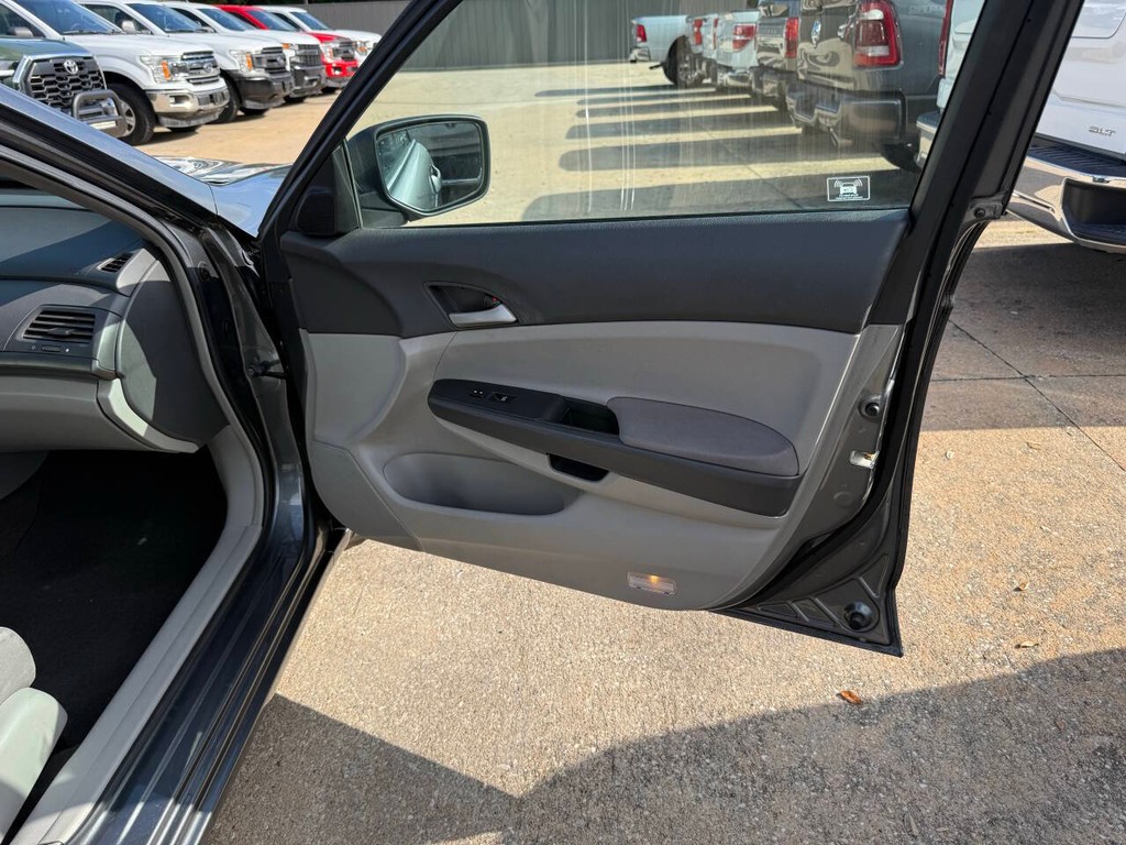Honda Accord Sedan Vehicle Full-screen Gallery Image 11