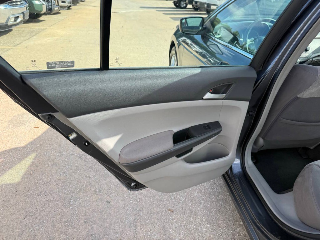 Honda Accord Sedan Vehicle Full-screen Gallery Image 14