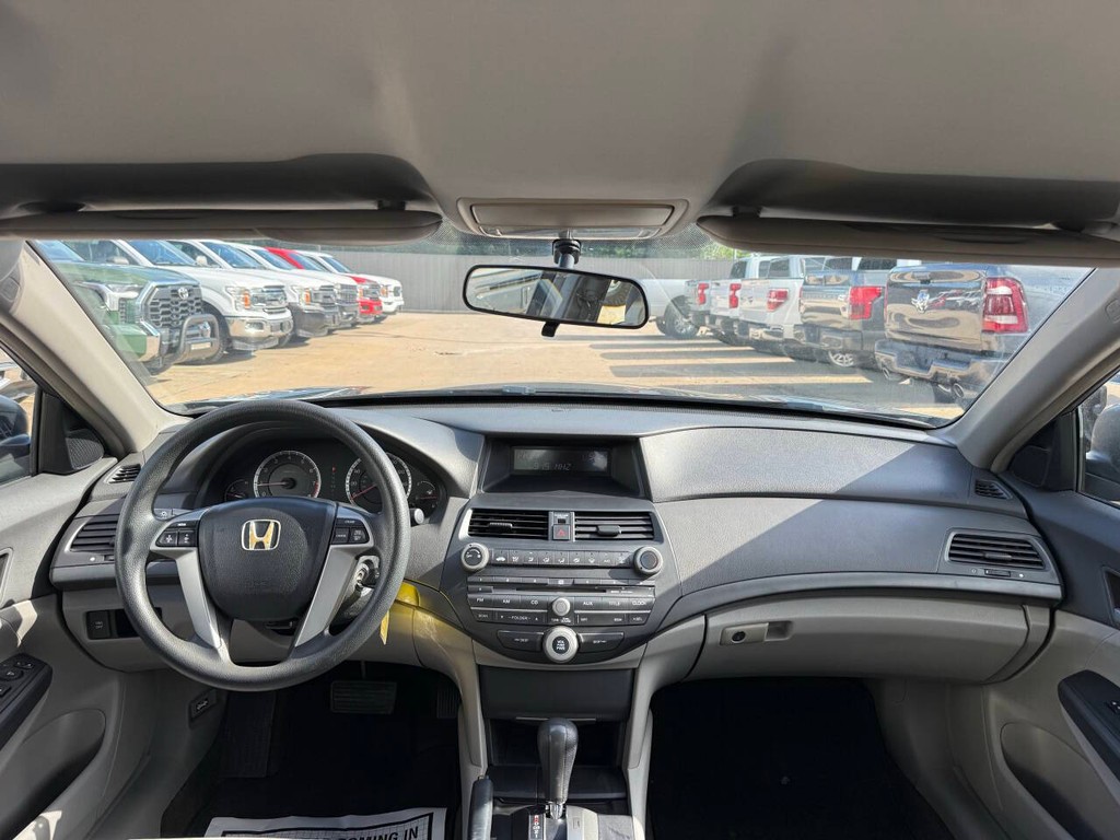 Honda Accord Sedan Vehicle Full-screen Gallery Image 17