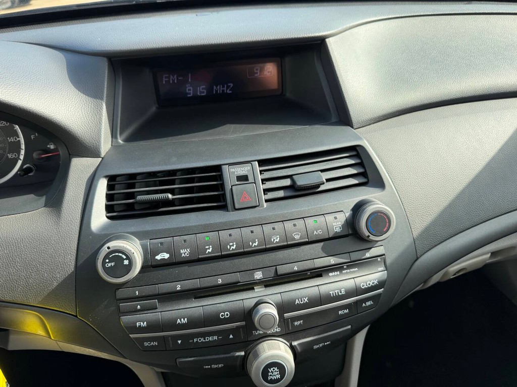 Honda Accord Sedan Vehicle Full-screen Gallery Image 26
