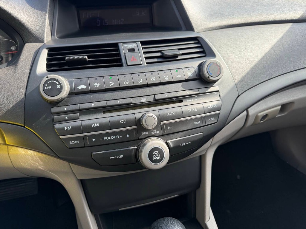 Honda Accord Sedan Vehicle Full-screen Gallery Image 27