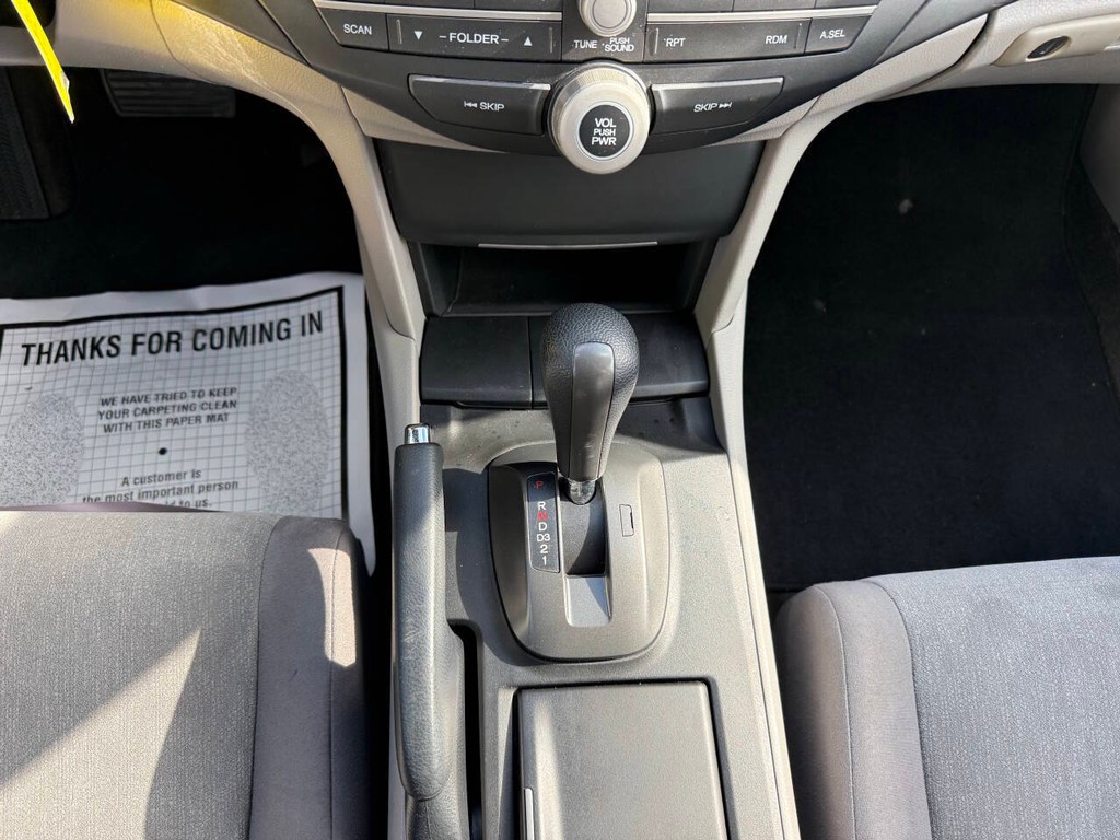 Honda Accord Sedan Vehicle Full-screen Gallery Image 28