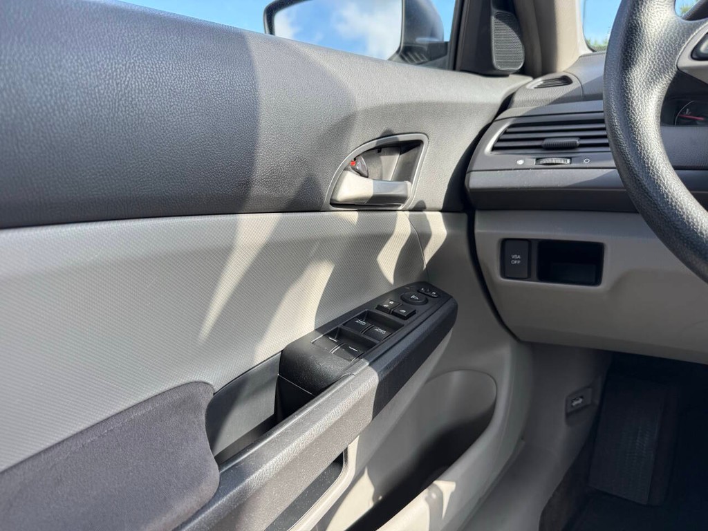 Honda Accord Sedan Vehicle Full-screen Gallery Image 29
