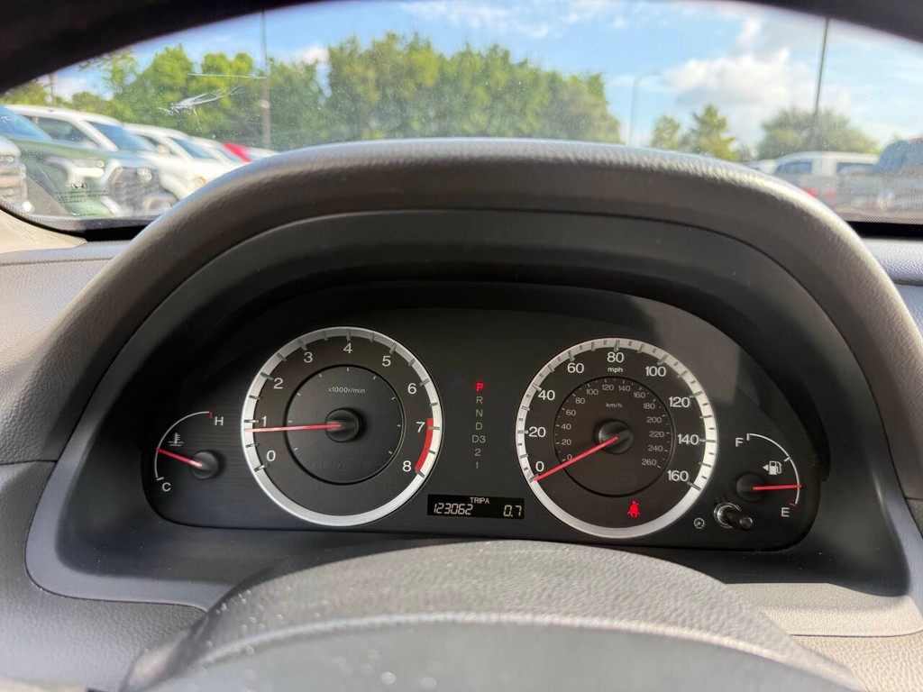Honda Accord Sedan Vehicle Full-screen Gallery Image 30