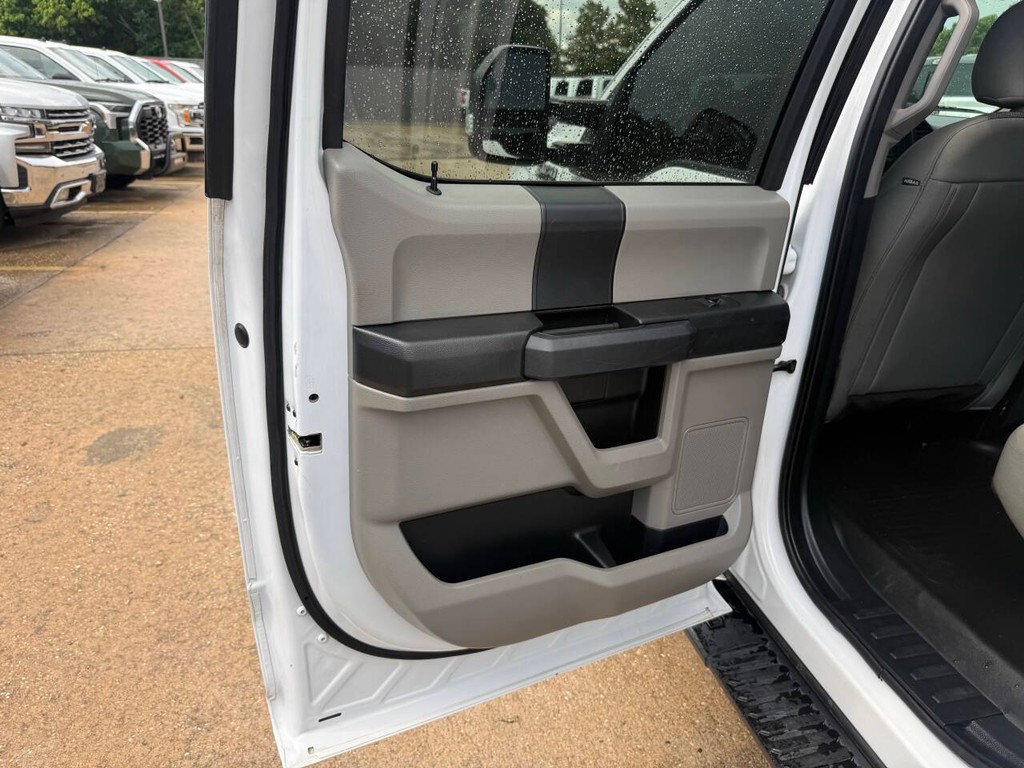 Ford F-150 Vehicle Full-screen Gallery Image 14