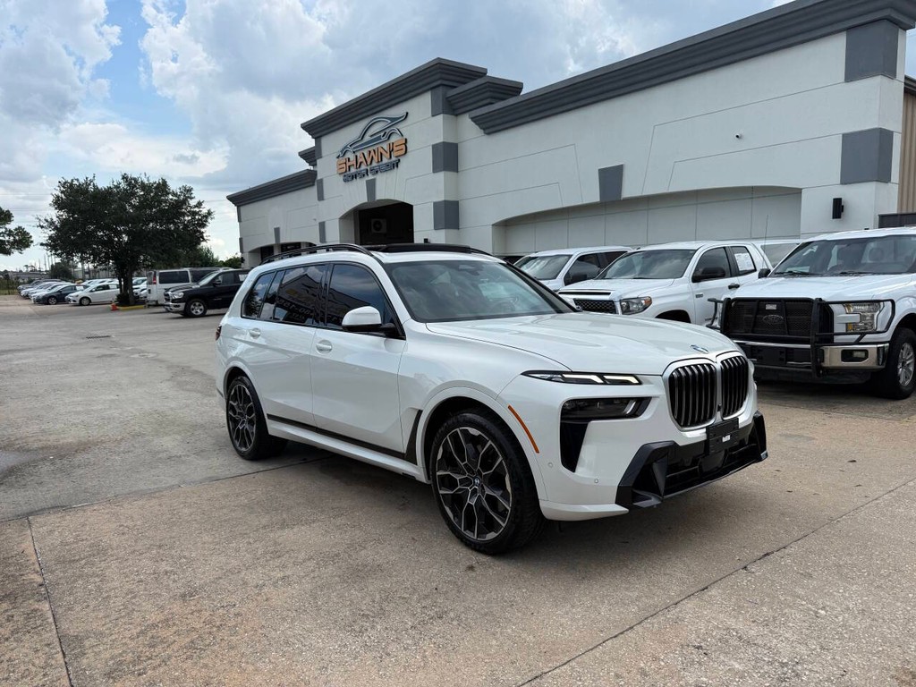 BMW X7 Vehicle Full-screen Gallery Image 02