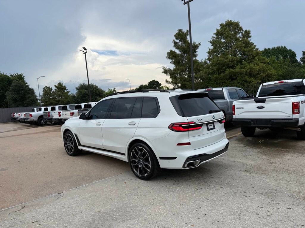BMW X7 Vehicle Full-screen Gallery Image 04