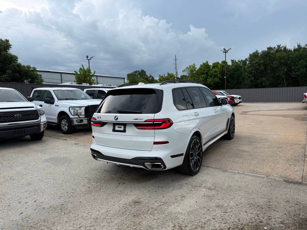 BMW X7 Vehicle Full-screen Gallery Image 05
