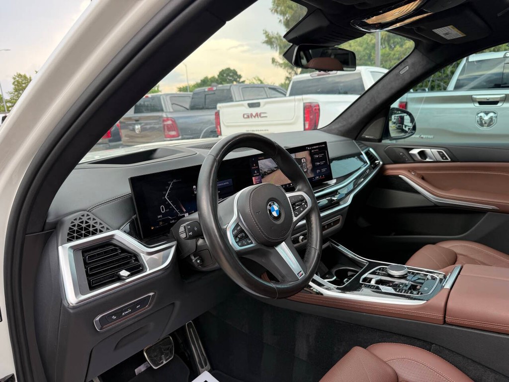 BMW X7 Vehicle Full-screen Gallery Image 06