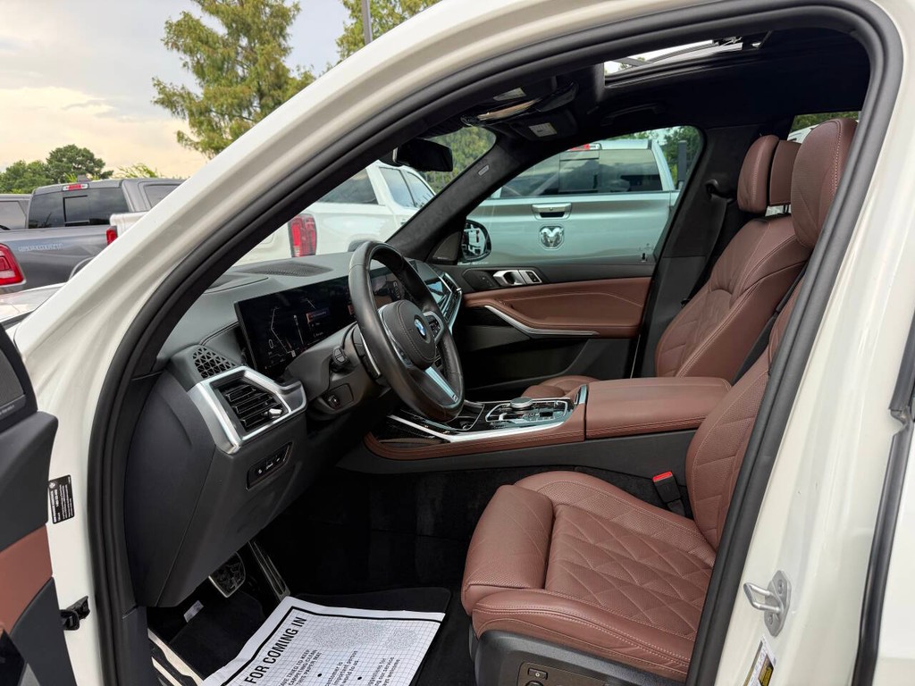 BMW X7 Vehicle Full-screen Gallery Image 07