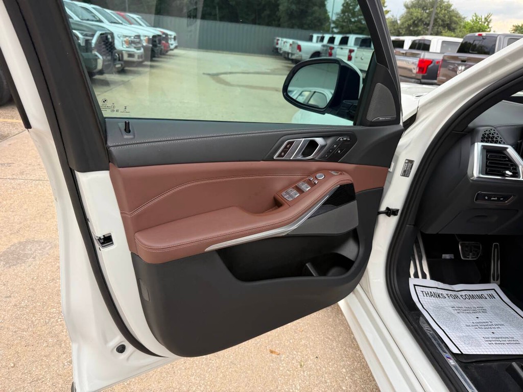 BMW X7 Vehicle Full-screen Gallery Image 08
