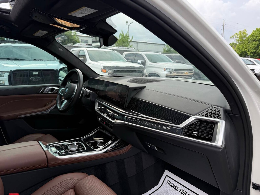 BMW X7 Vehicle Full-screen Gallery Image 09