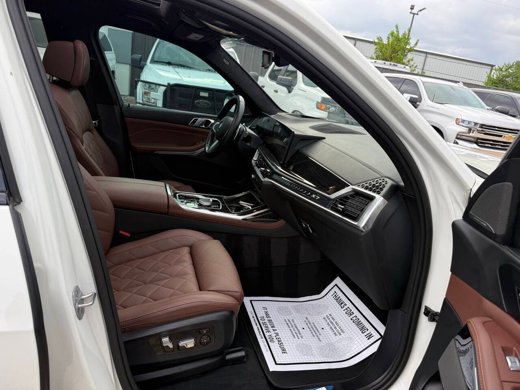 BMW X7 Vehicle Full-screen Gallery Image 10