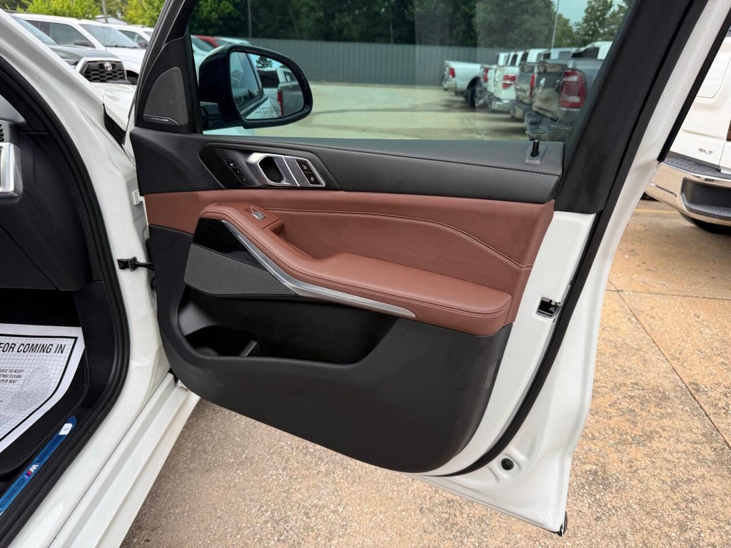 BMW X7 Vehicle Full-screen Gallery Image 11