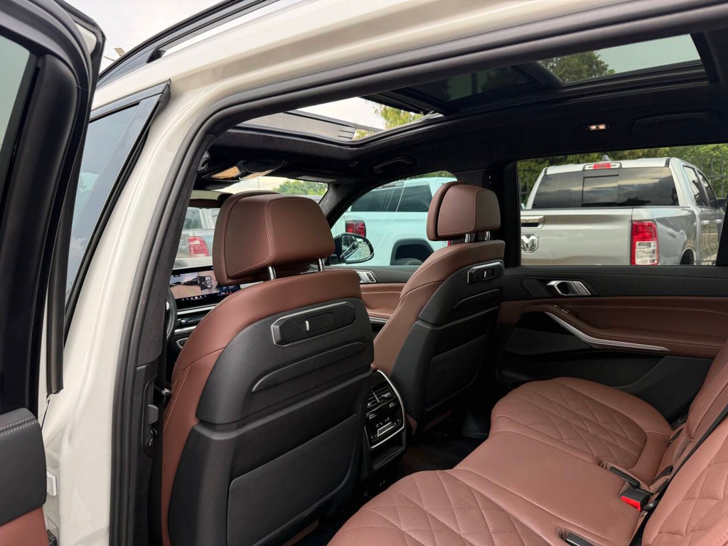 BMW X7 Vehicle Full-screen Gallery Image 12