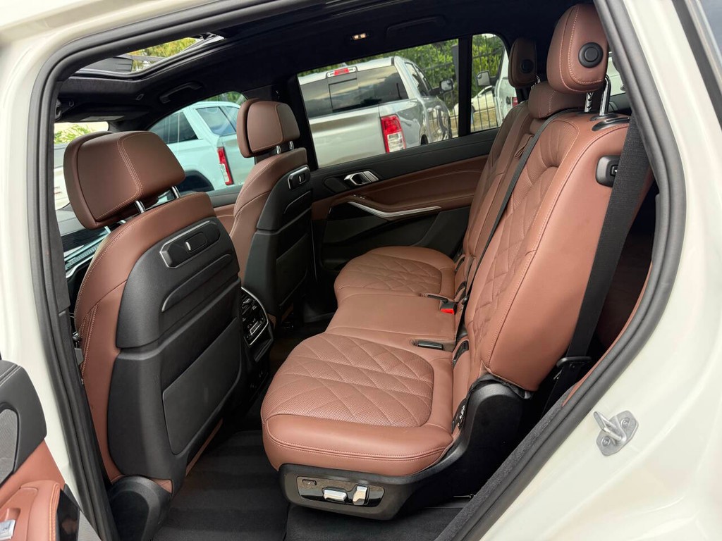 BMW X7 Vehicle Full-screen Gallery Image 13