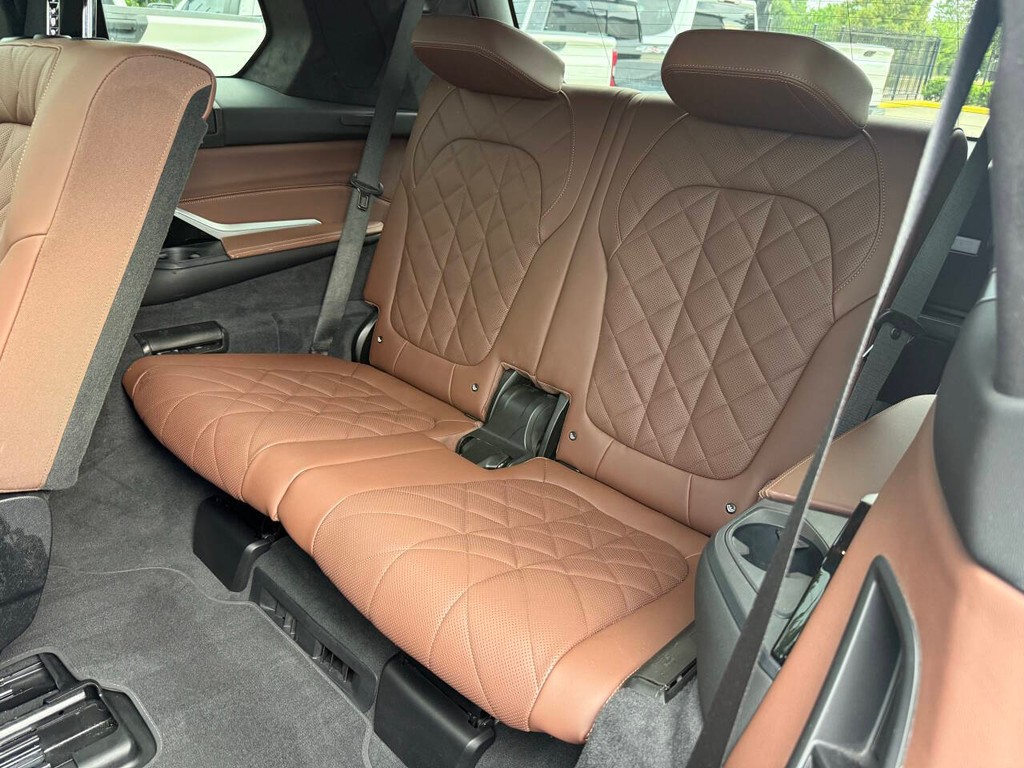 BMW X7 Vehicle Full-screen Gallery Image 15