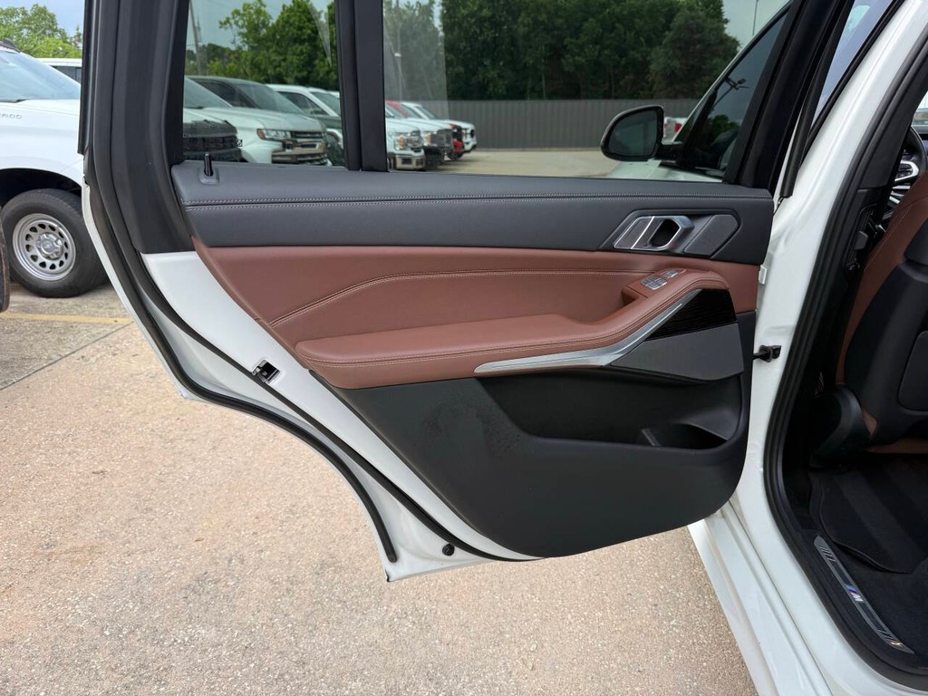 BMW X7 Vehicle Full-screen Gallery Image 16