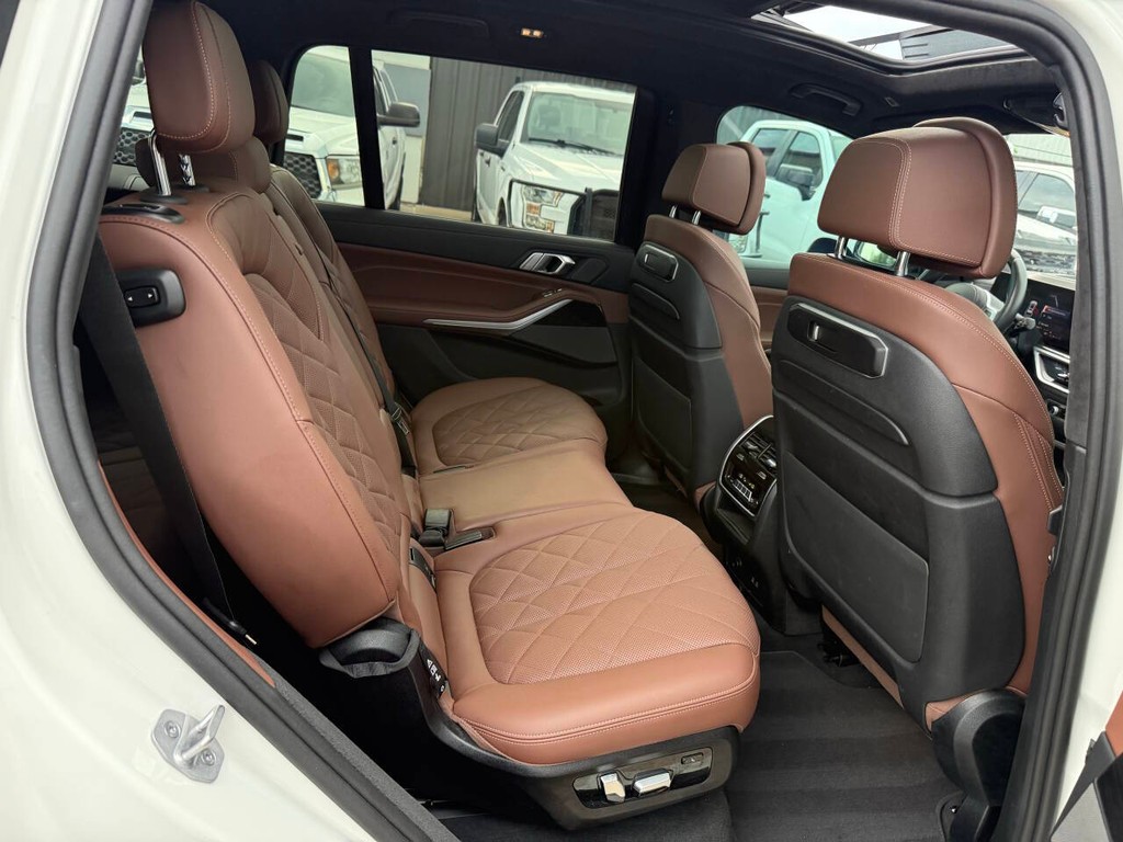 BMW X7 Vehicle Full-screen Gallery Image 17