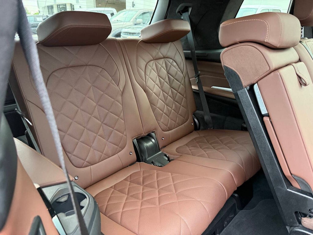 BMW X7 Vehicle Full-screen Gallery Image 18
