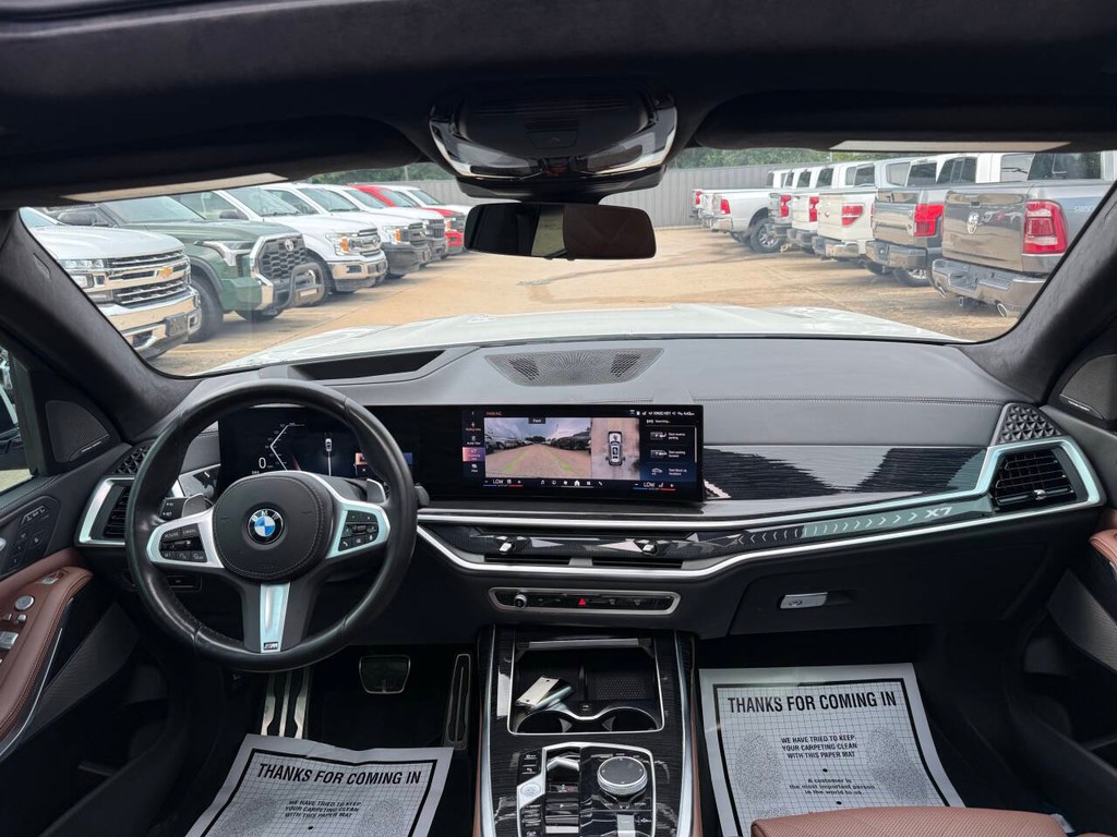 BMW X7 Vehicle Full-screen Gallery Image 19