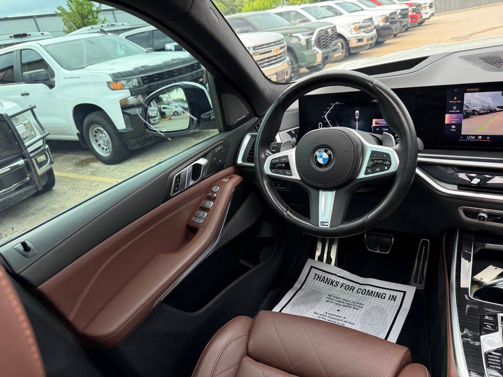 BMW X7 Vehicle Full-screen Gallery Image 20