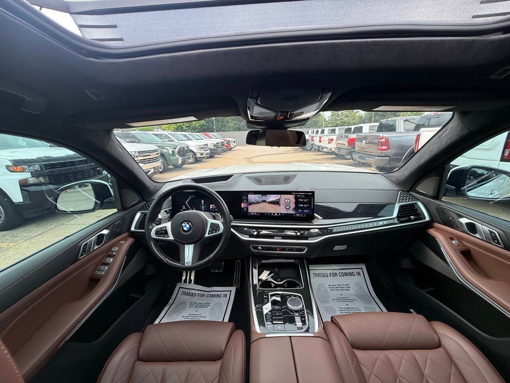 BMW X7 Vehicle Full-screen Gallery Image 21