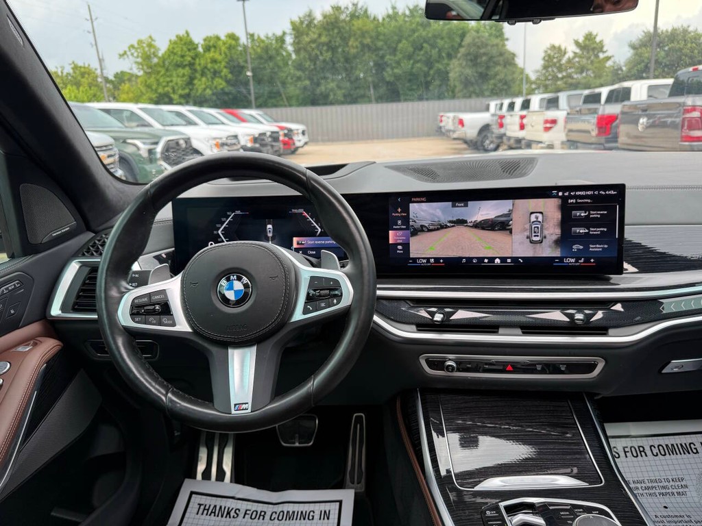 BMW X7 Vehicle Full-screen Gallery Image 22