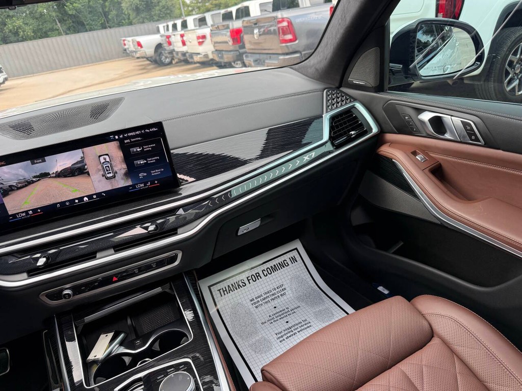 BMW X7 Vehicle Full-screen Gallery Image 23