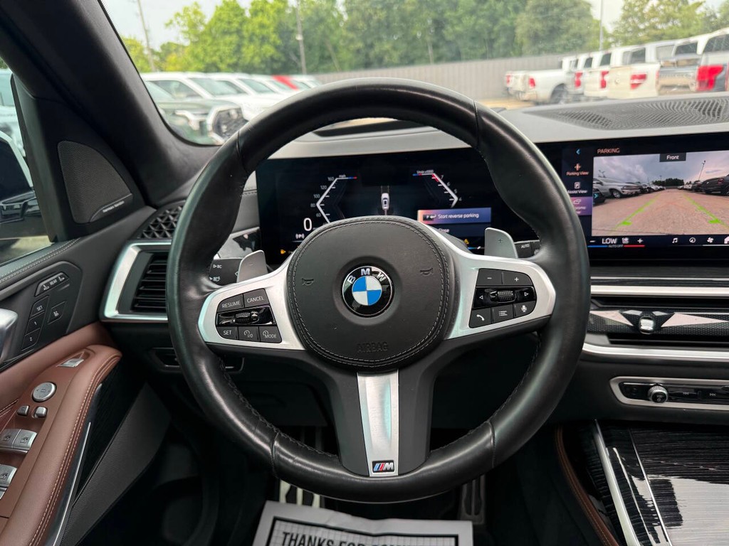 BMW X7 Vehicle Full-screen Gallery Image 24