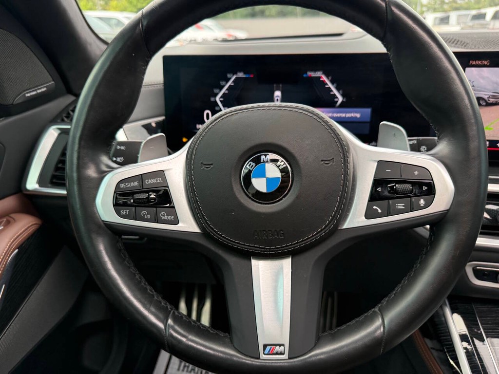 BMW X7 Vehicle Full-screen Gallery Image 26