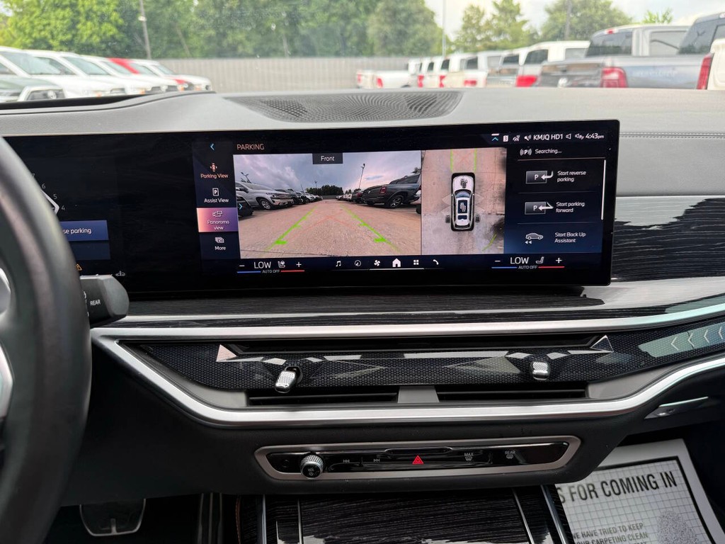 BMW X7 Vehicle Full-screen Gallery Image 27