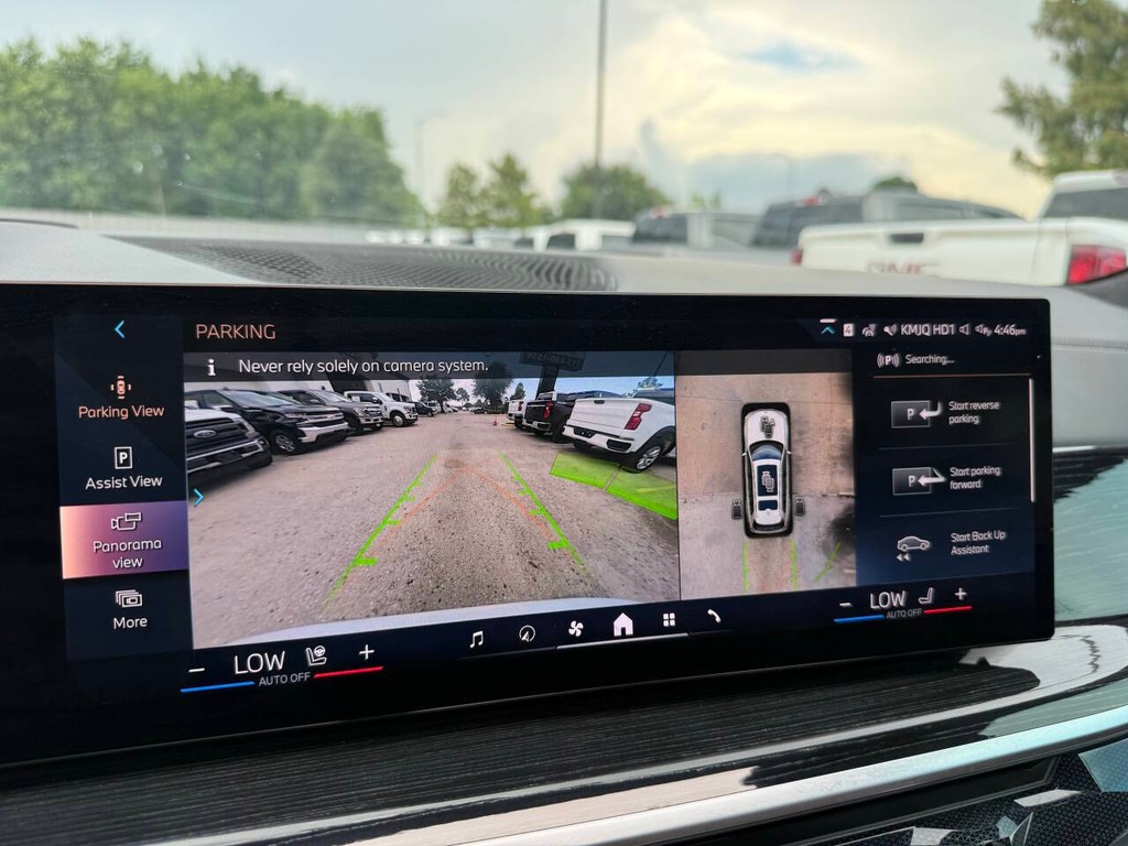 BMW X7 Vehicle Full-screen Gallery Image 29