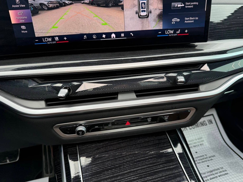 BMW X7 Vehicle Full-screen Gallery Image 30