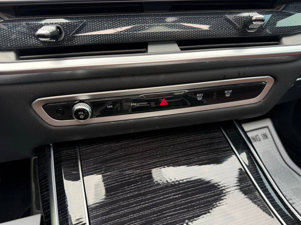 BMW X7 Vehicle Full-screen Gallery Image 31