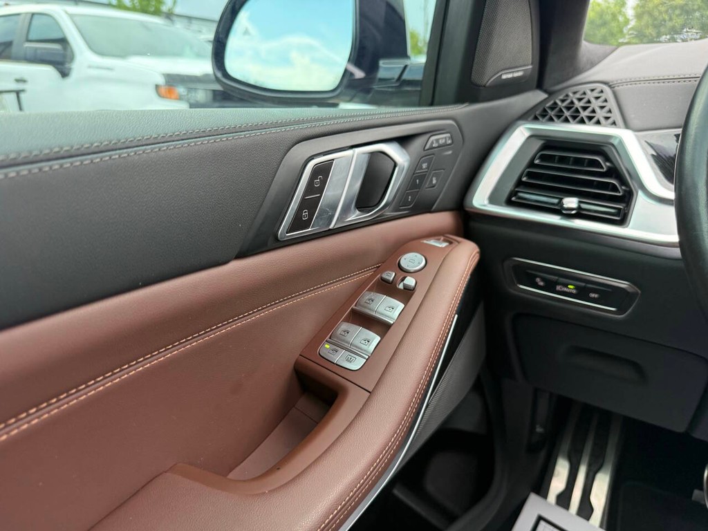 BMW X7 Vehicle Full-screen Gallery Image 32
