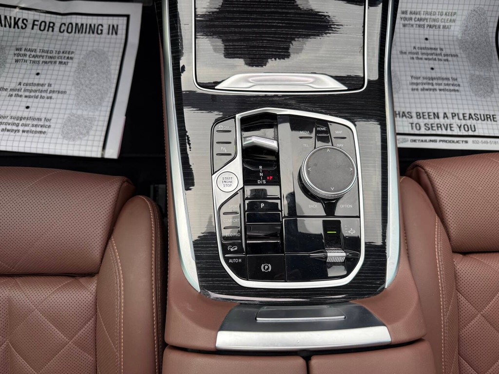 BMW X7 Vehicle Full-screen Gallery Image 33