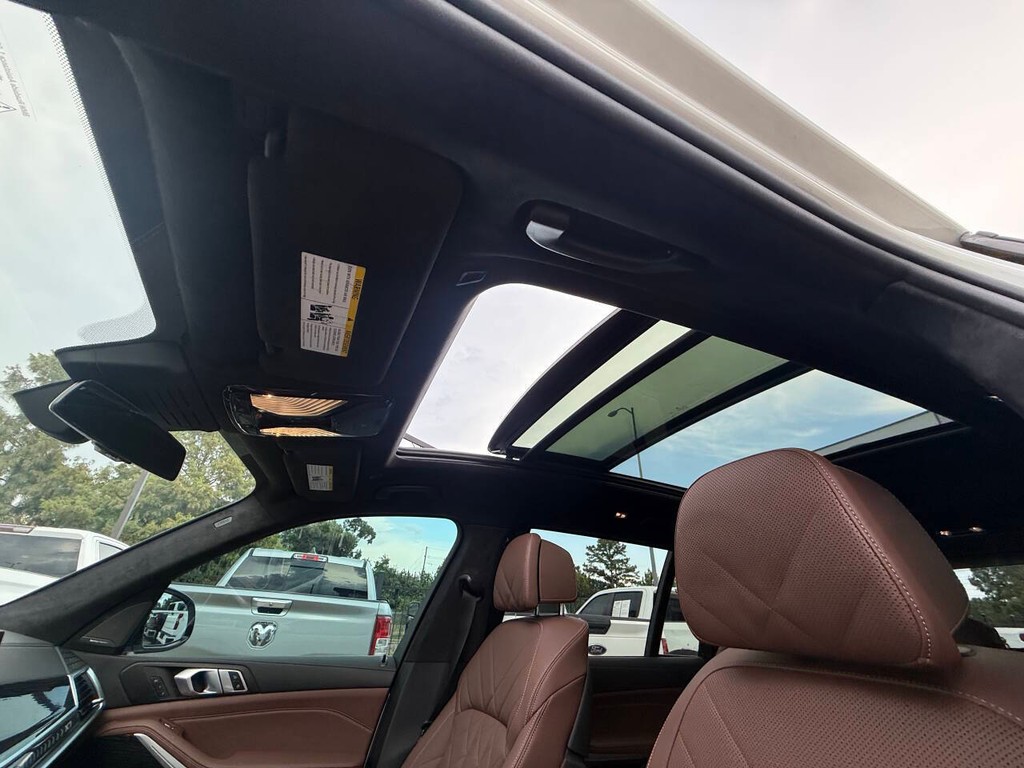 BMW X7 Vehicle Full-screen Gallery Image 34