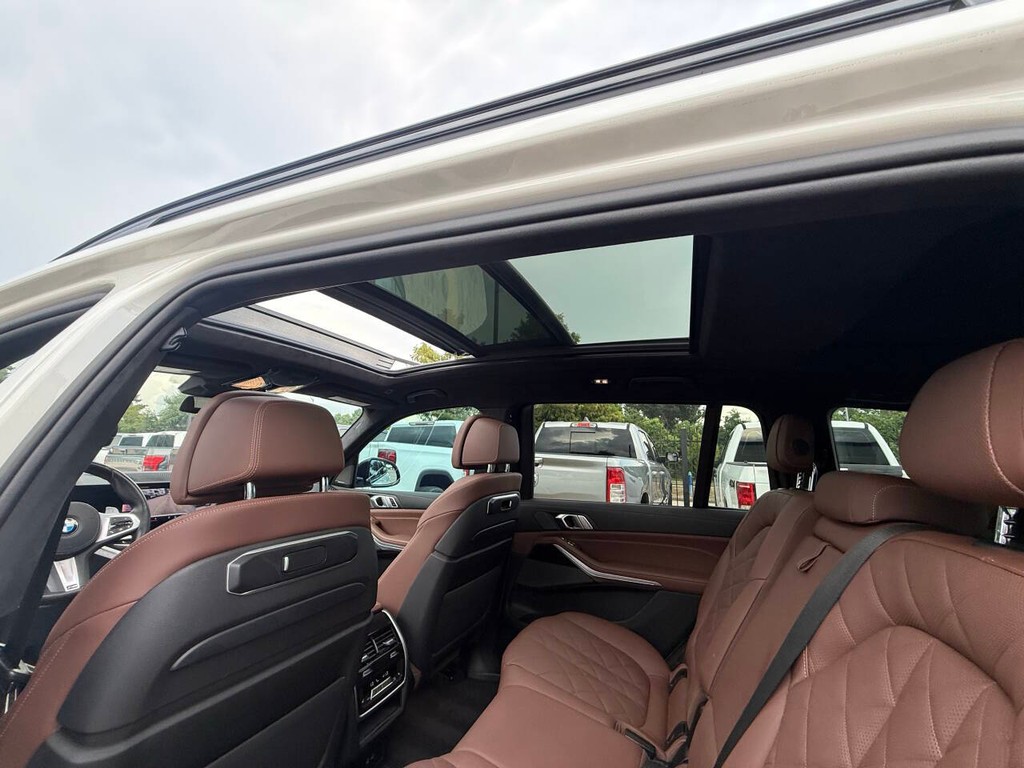BMW X7 Vehicle Full-screen Gallery Image 35
