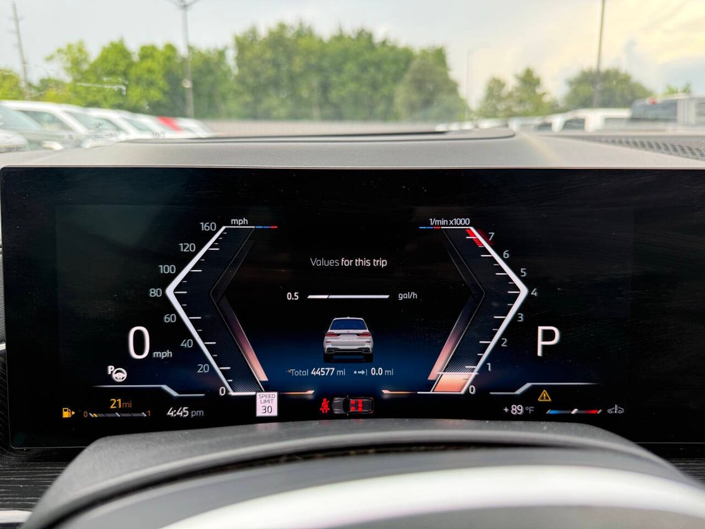 BMW X7 Vehicle Full-screen Gallery Image 36