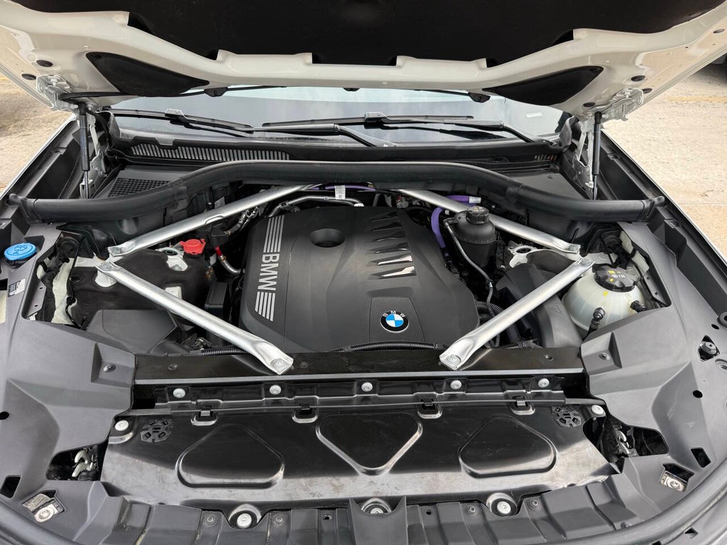 BMW X7 Vehicle Full-screen Gallery Image 39