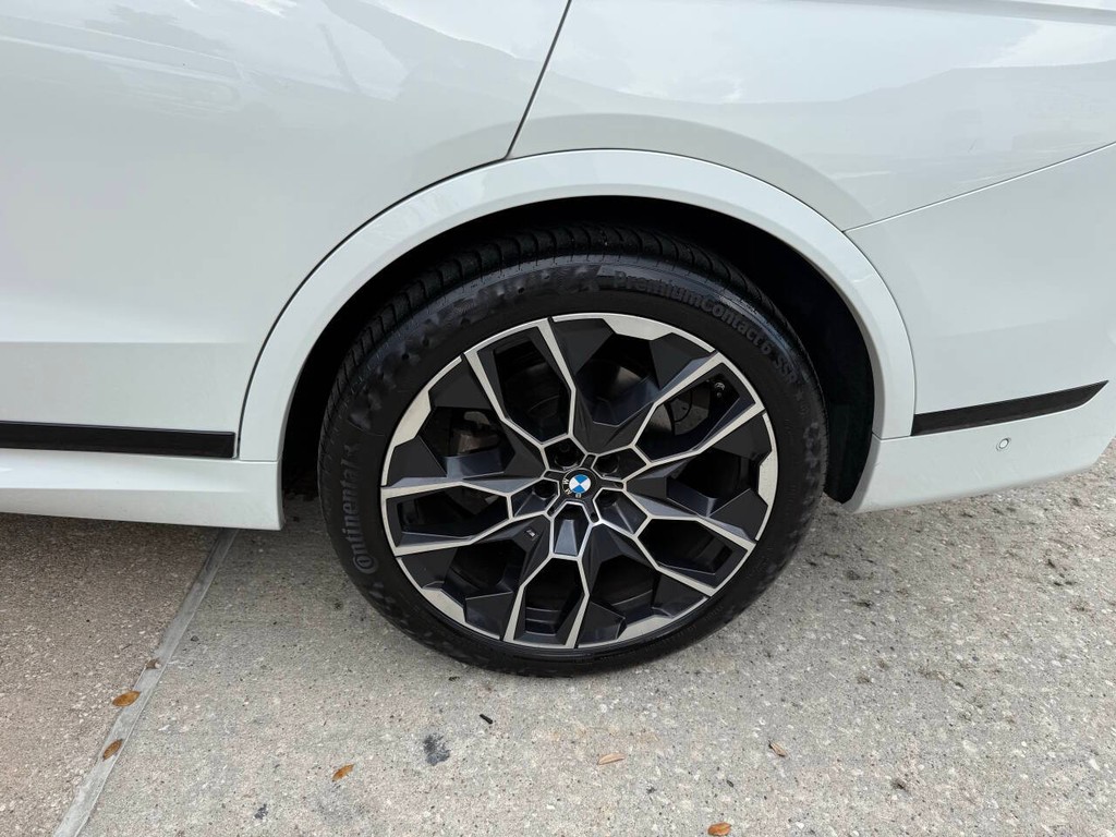 BMW X7 Vehicle Full-screen Gallery Image 40