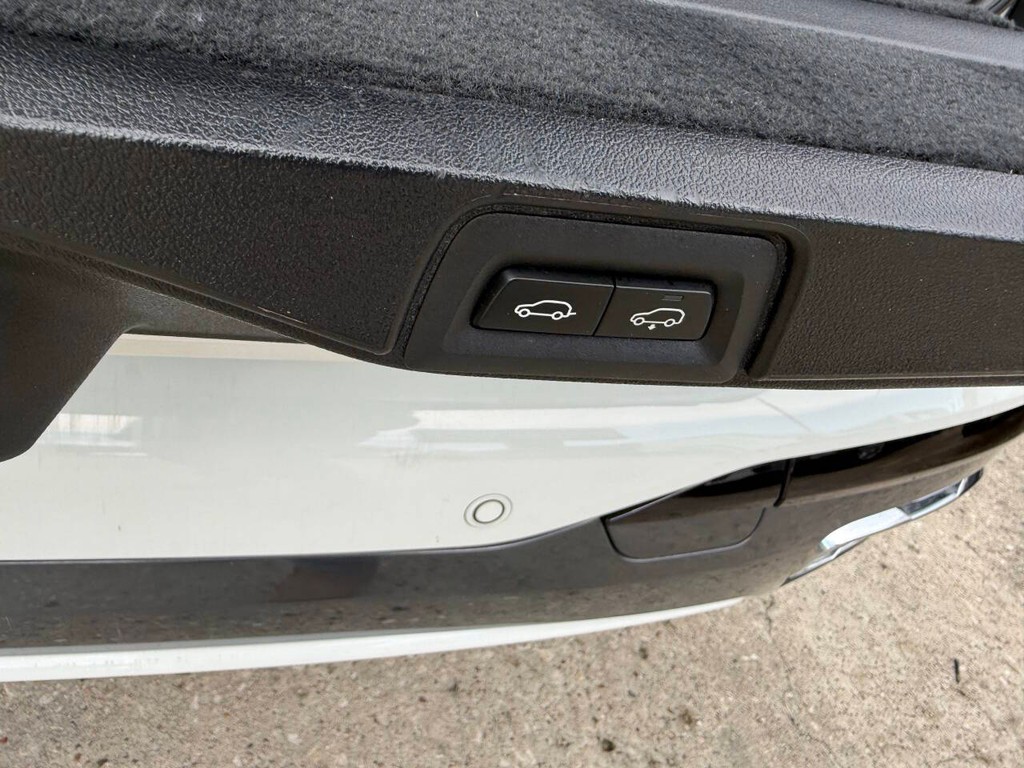 BMW X7 Vehicle Full-screen Gallery Image 41