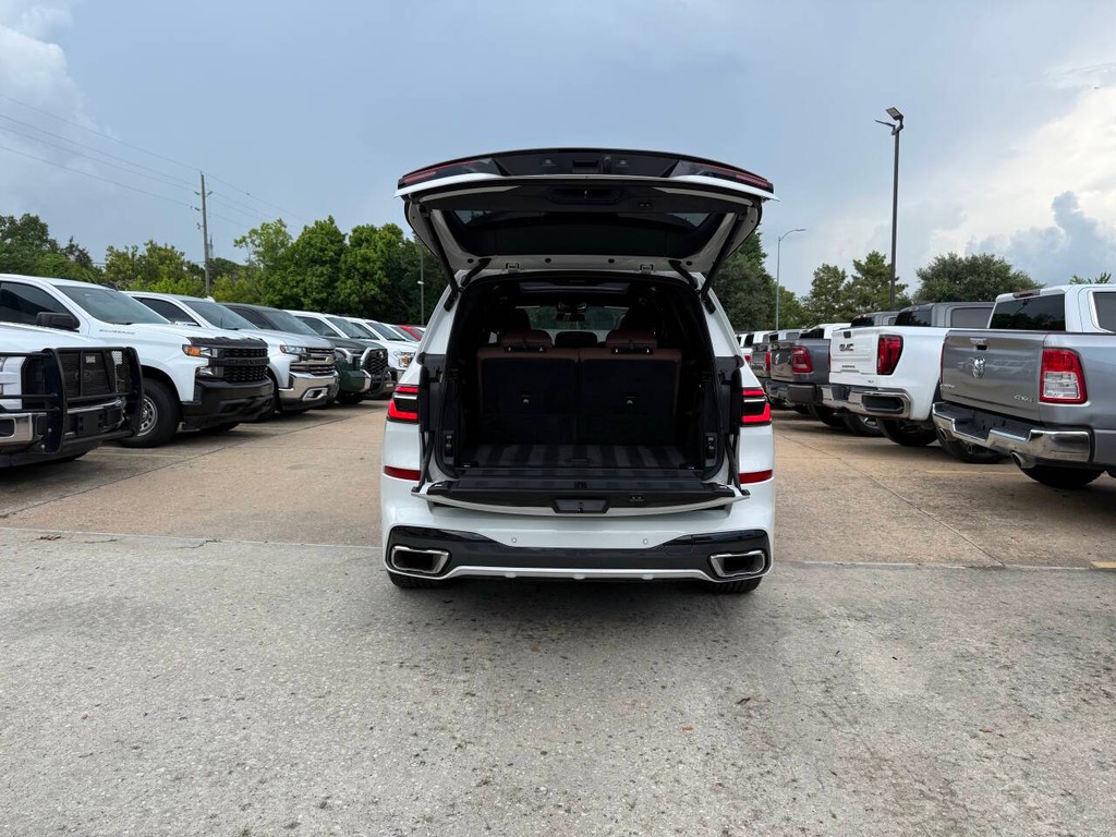 BMW X7 Vehicle Full-screen Gallery Image 42