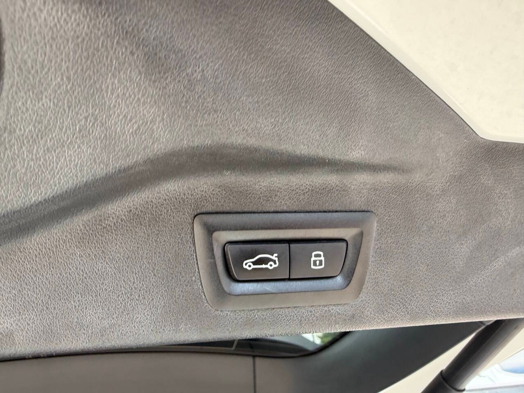 BMW X7 Vehicle Full-screen Gallery Image 43