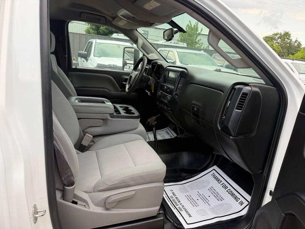 Chevrolet Silverado 2500HD Vehicle Full-screen Gallery Image 10