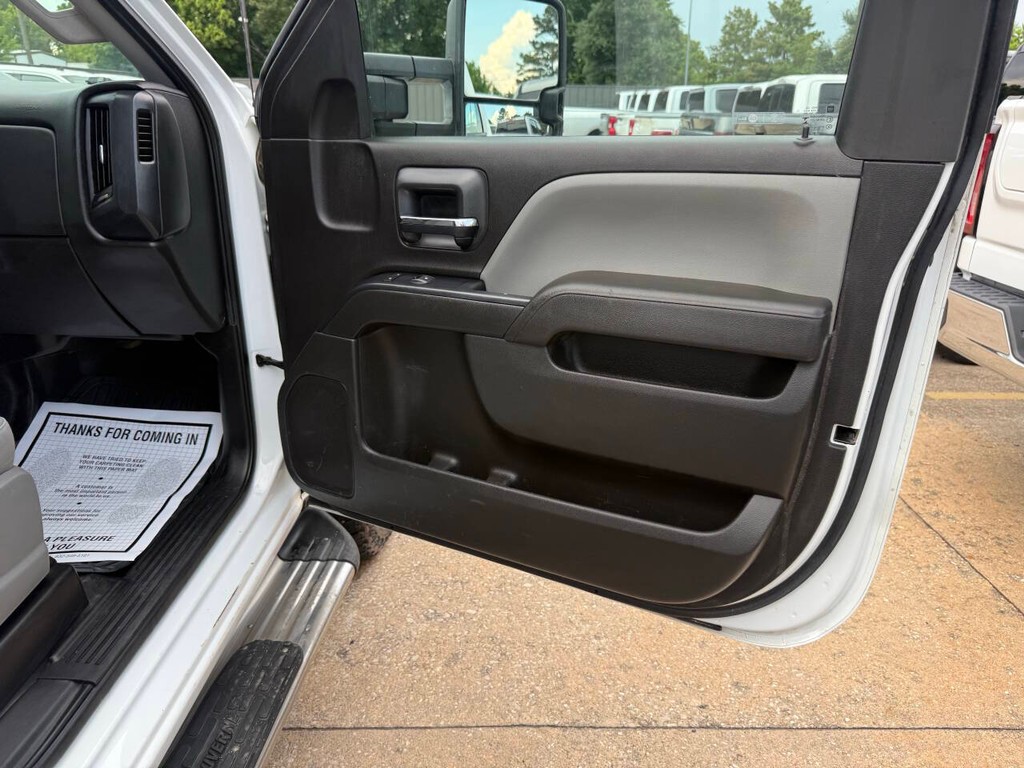 Chevrolet Silverado 2500HD Vehicle Full-screen Gallery Image 11