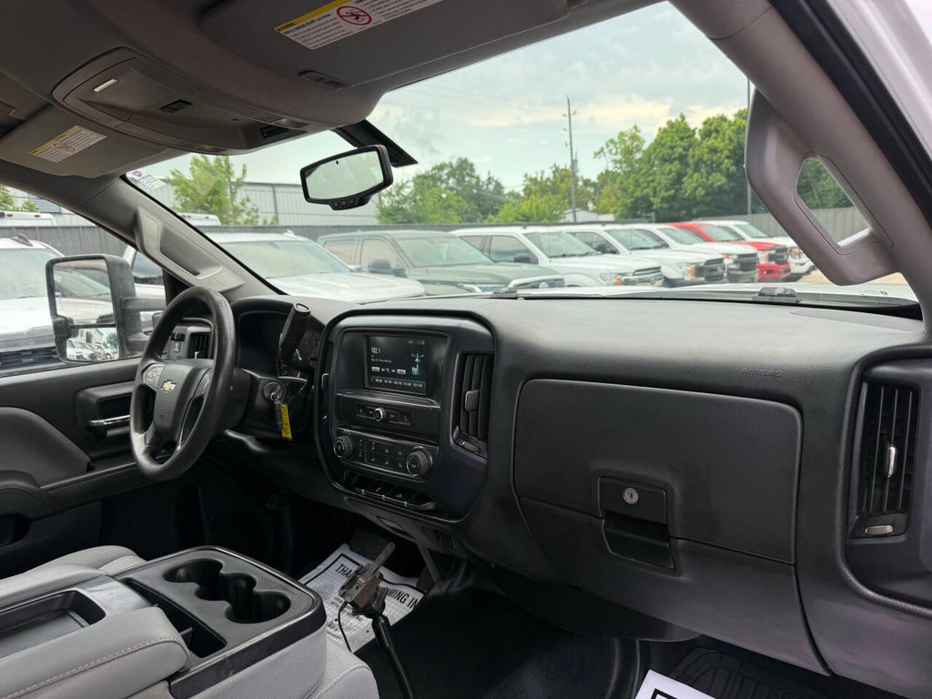 Chevrolet Silverado 2500HD Vehicle Full-screen Gallery Image 12