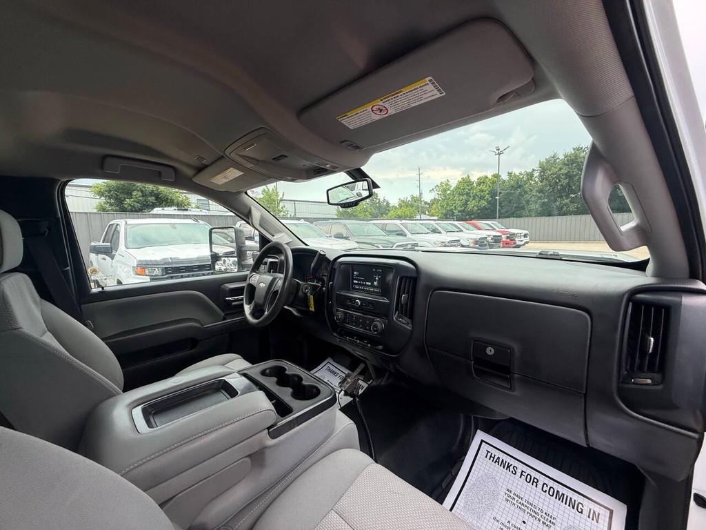 Chevrolet Silverado 2500HD Vehicle Full-screen Gallery Image 13