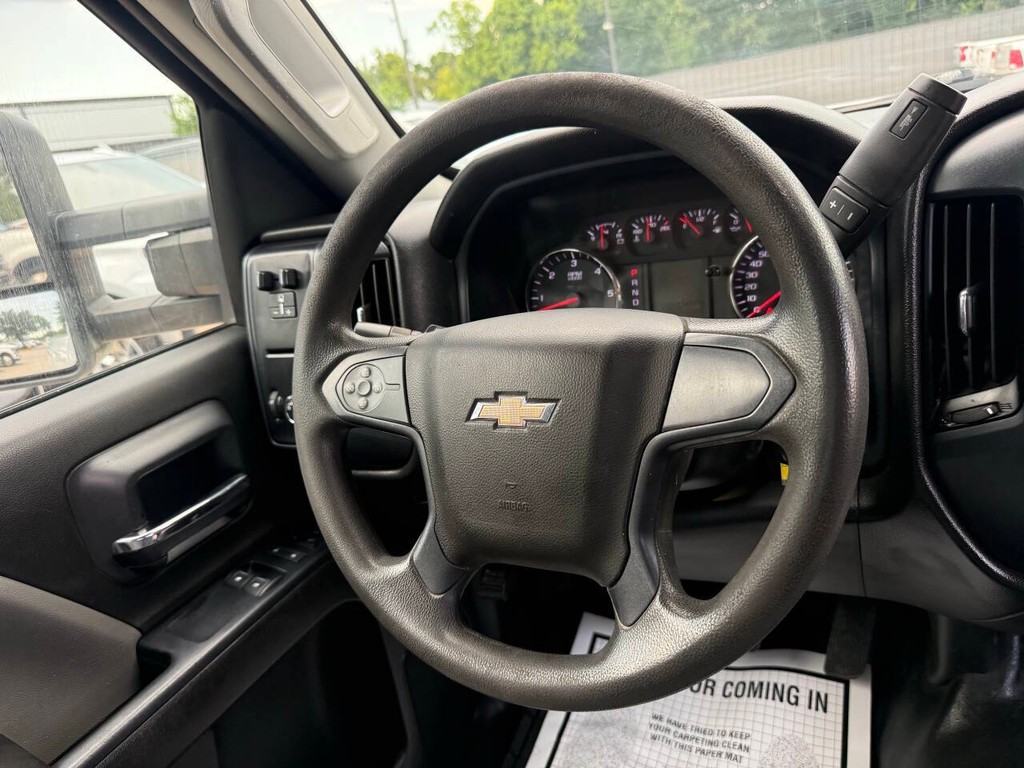 Chevrolet Silverado 2500HD Vehicle Full-screen Gallery Image 15